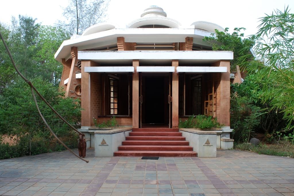 A building at Vérité in Auroville (2006)