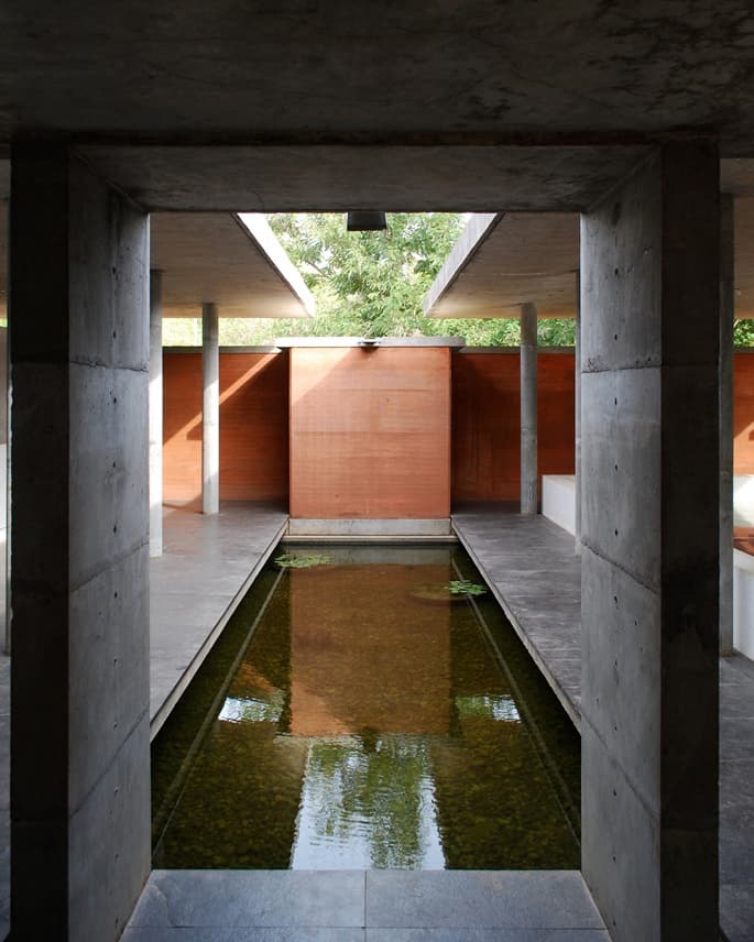 Another view of a Vérité building, Auroville (2006)