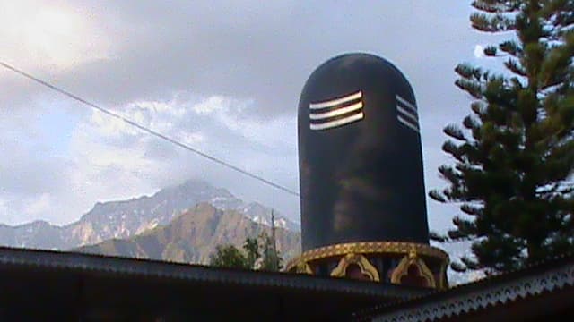Shiva linga shrine at Chinmaya Tapovan with the Dhauladhar range behind